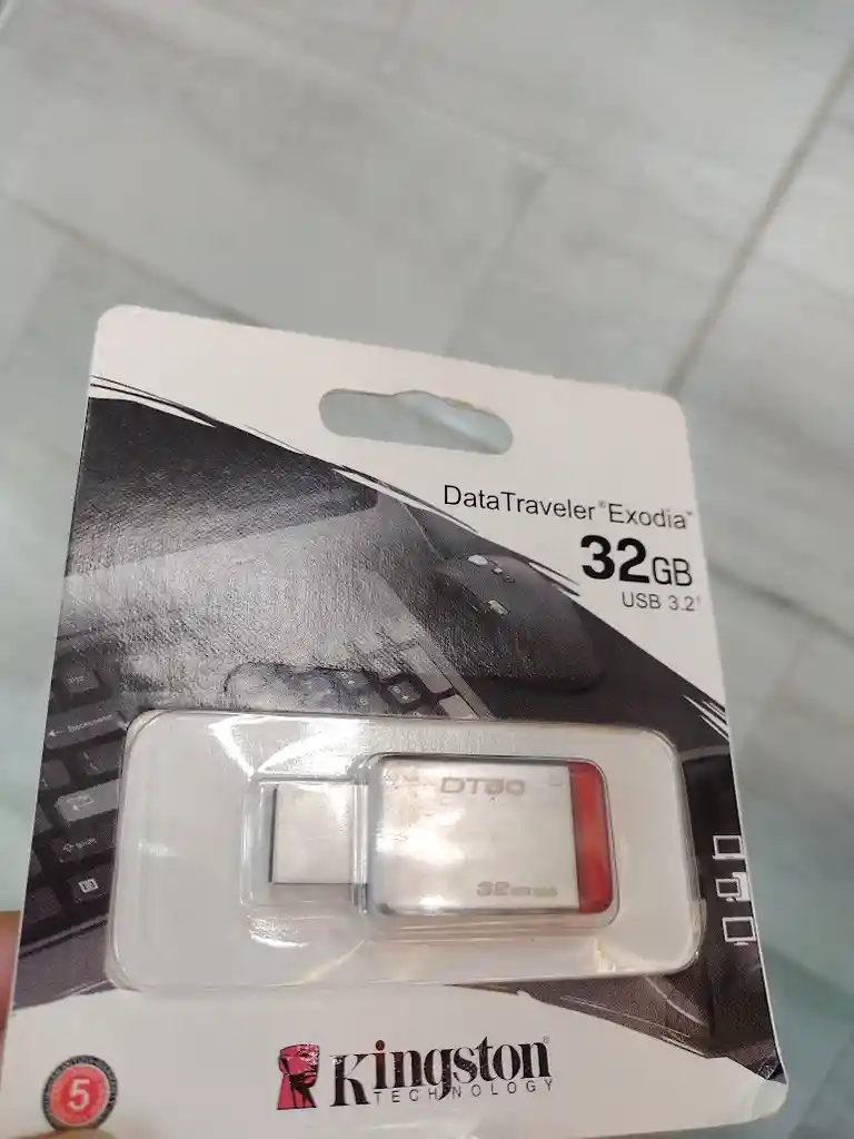 Memoria Usb 32 Gb Plateada Con Rojo Kingston