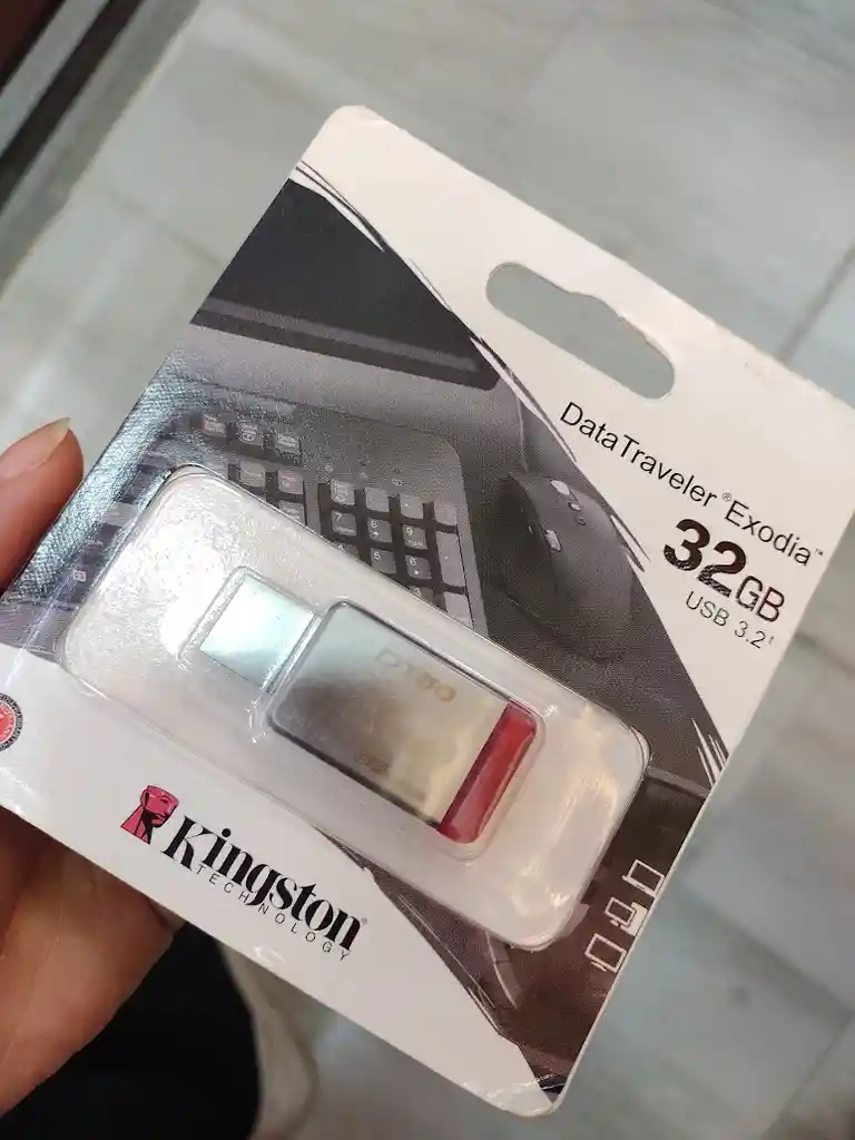 Memoria Usb 32 Gb Plateada Con Rojo Kingston