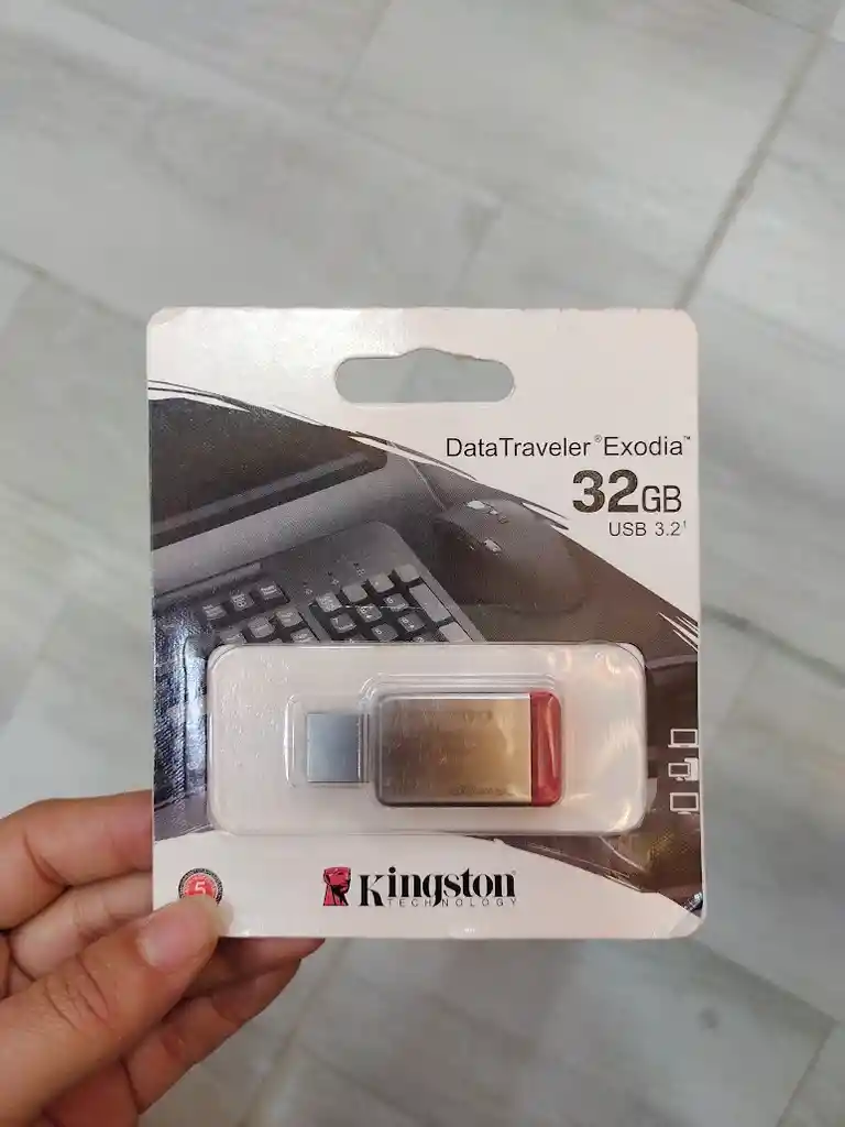 Memoria Usb 32 Gb Plateada Con Rojo Kingston