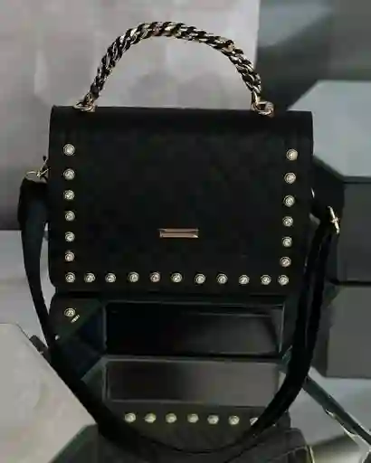 Bolso Para Mujer Bandolero Cruzado Acolchado Con Tachuelas Dorodas Color Negro Con Correa