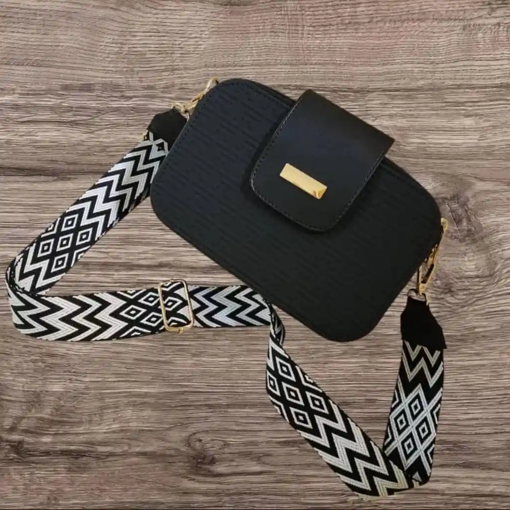 Bolso Para Mujer Crossbody Color Negro Y Broche Dorado Con Correa Con Diseño Geometrico