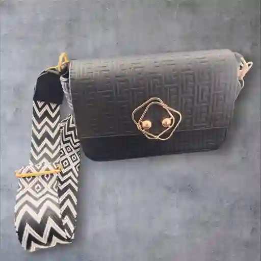 Bolso Para Mujer Bandolero Con Patron En Relieve Color Negro Con Correa Con Diseño Geometrico