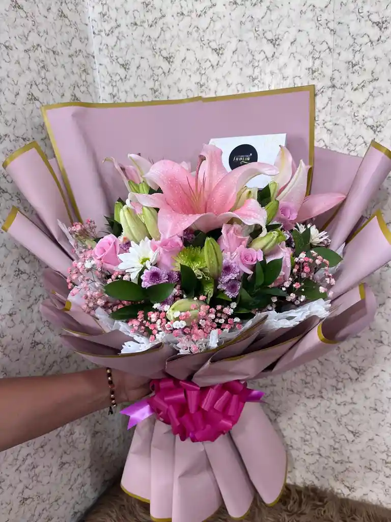 Ramo De Lirios Rosados Y Variedaes De Rositas
