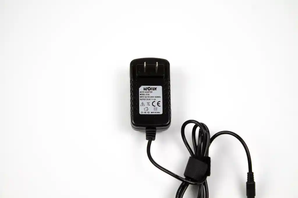 Cargador Para Tablet 9v 2a. 3.5*1.35mm - Negra