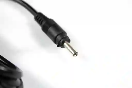 Cargador Para Tablet 9v 2a. 3.5*1.35mm - Negra