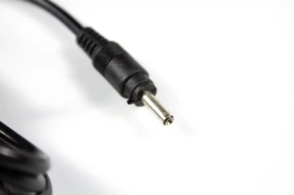 Cargador Para Tablet 9v 2a. 3.5*1.35mm - Negra