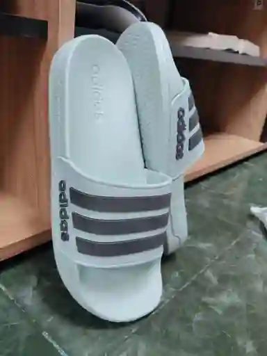 Chanclas Adidas Color Verde Talla 36