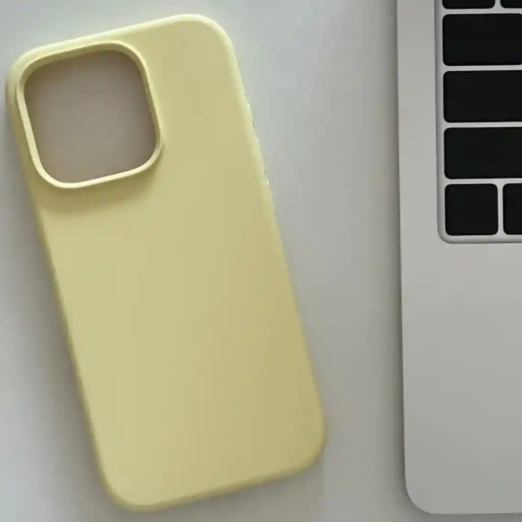 Estuche Silicona Iphone 15 Amarillo