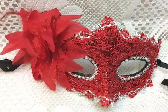 Máscara Veneciana Roja Y Gris Con Flor Y Encaje