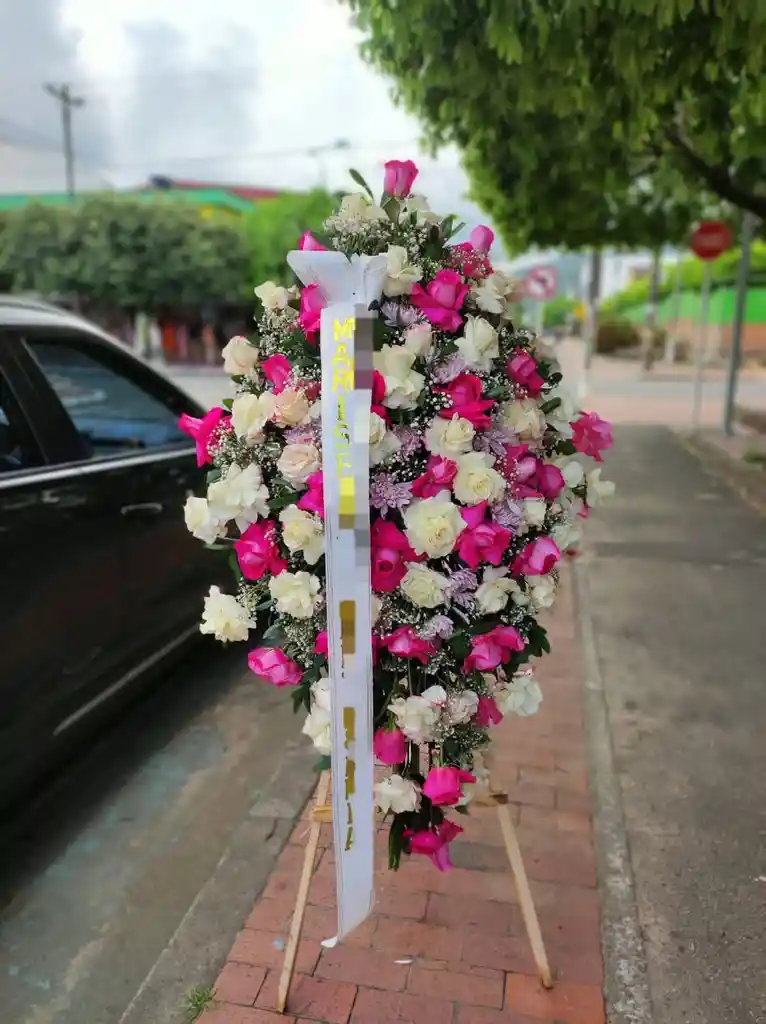 Arreglo Floral Funebre Diamante En Tripode