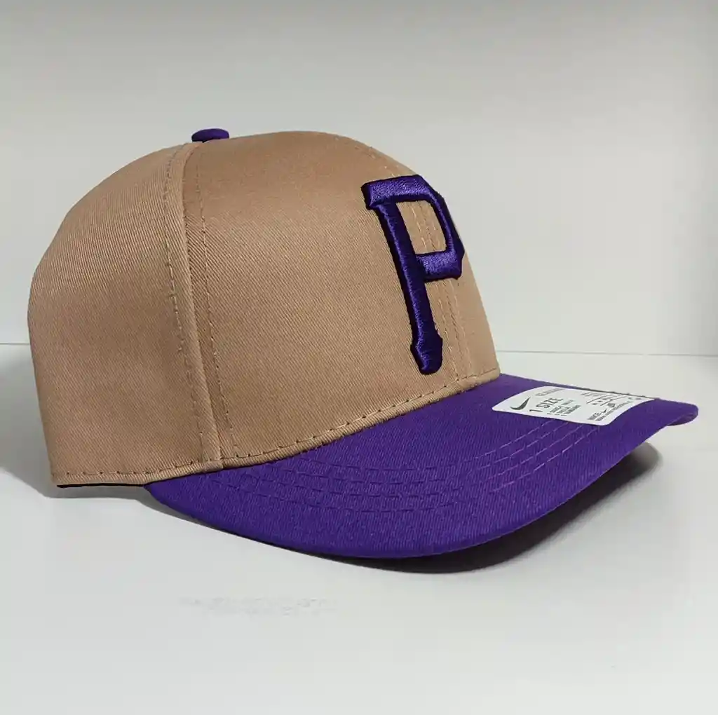 Gorra Nike Pirates Beige Con Morado