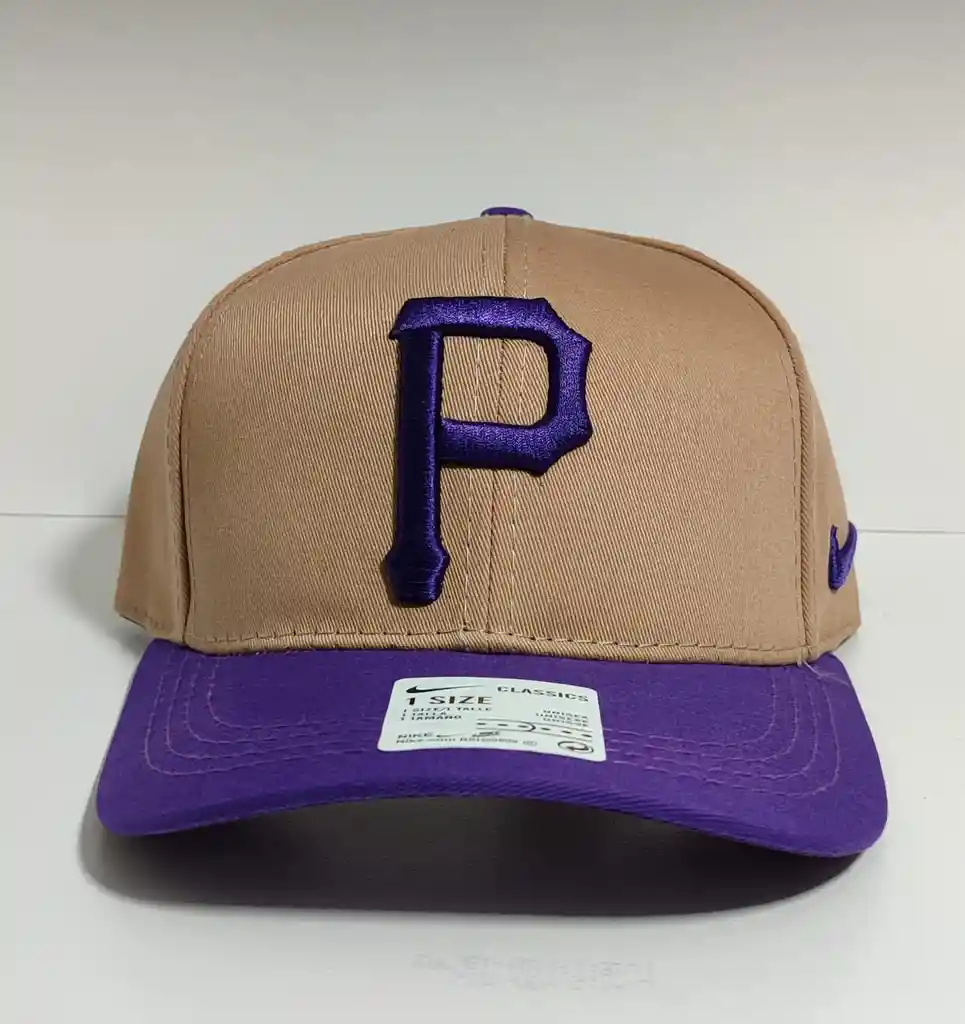 Gorra Nike Pirates Beige Con Morado