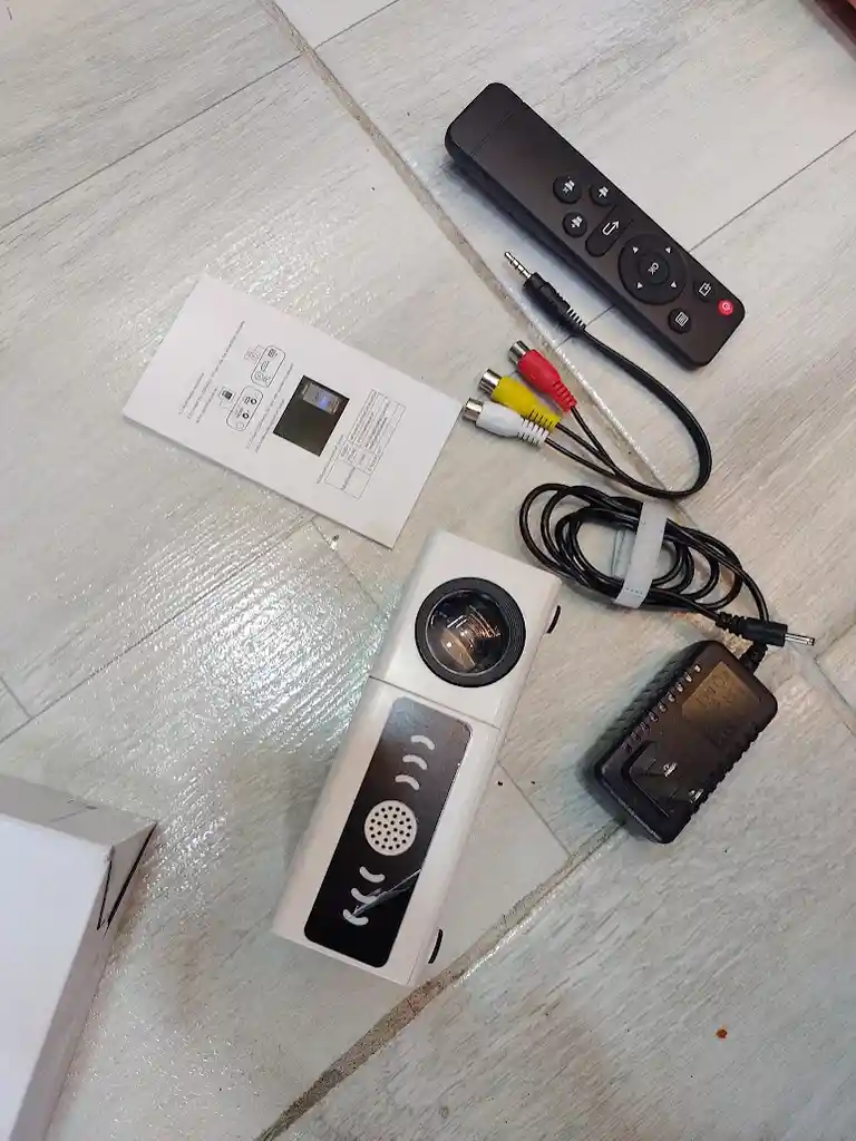 Proyector Led Blanco Completo Buena Resolucion Con Entrada Hdmi
