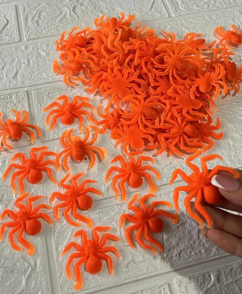 Arañas Plasticas Pequeñas X50 Unidades Naranja