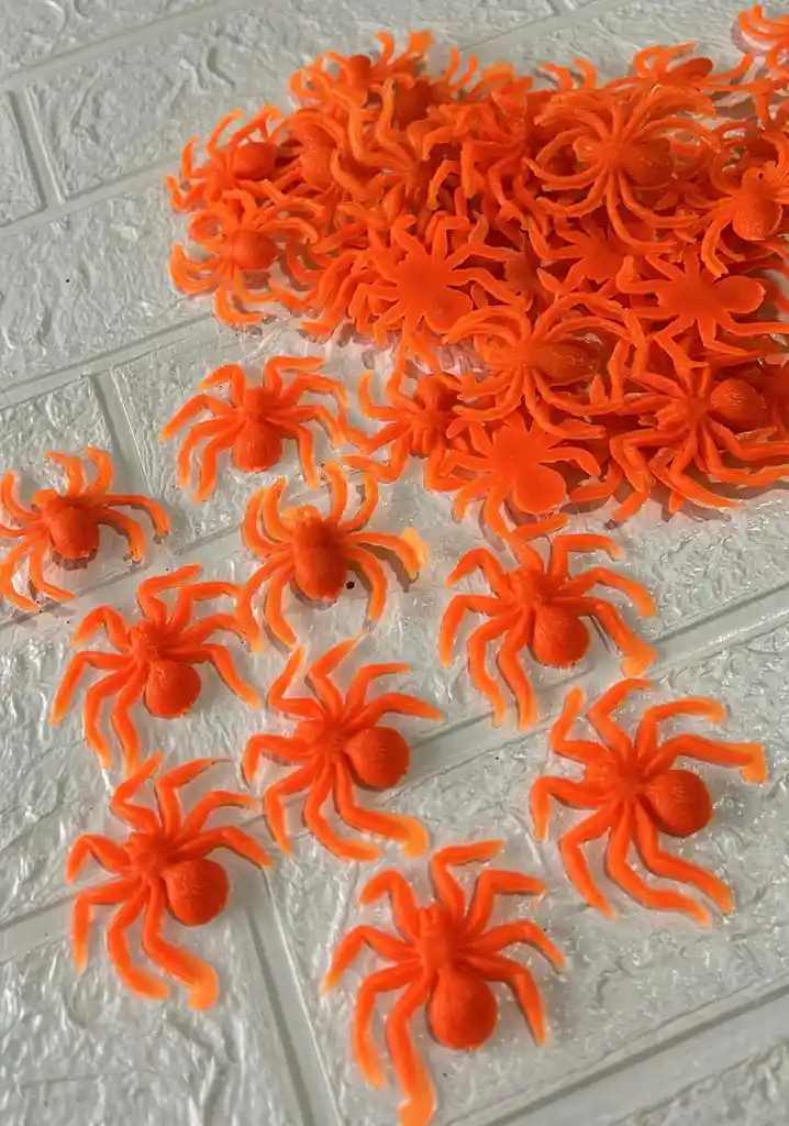 Arañas Plasticas Pequeñas X50 Unidades Naranja