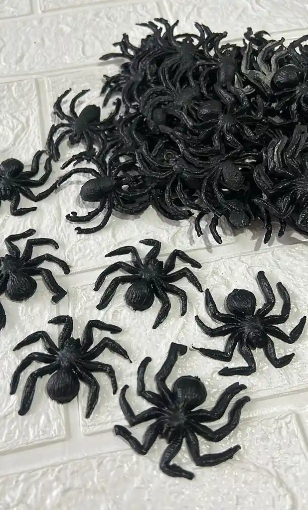 Arañas Plasticas Pequeñas X50 Unidades Negras
