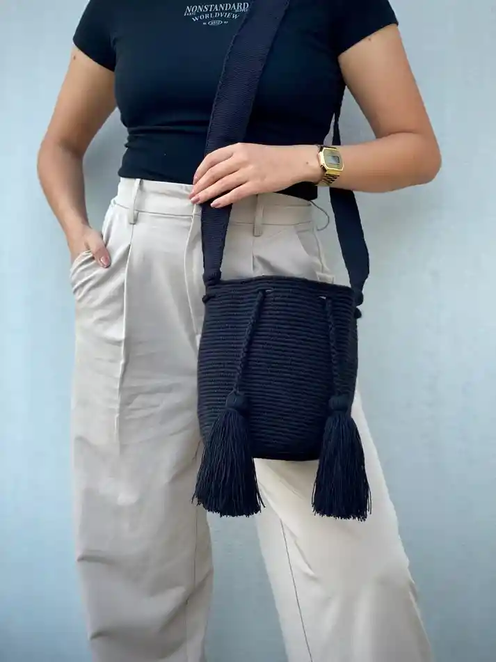 Mochila Wayuu Mediana Negra Clasica Unicolor