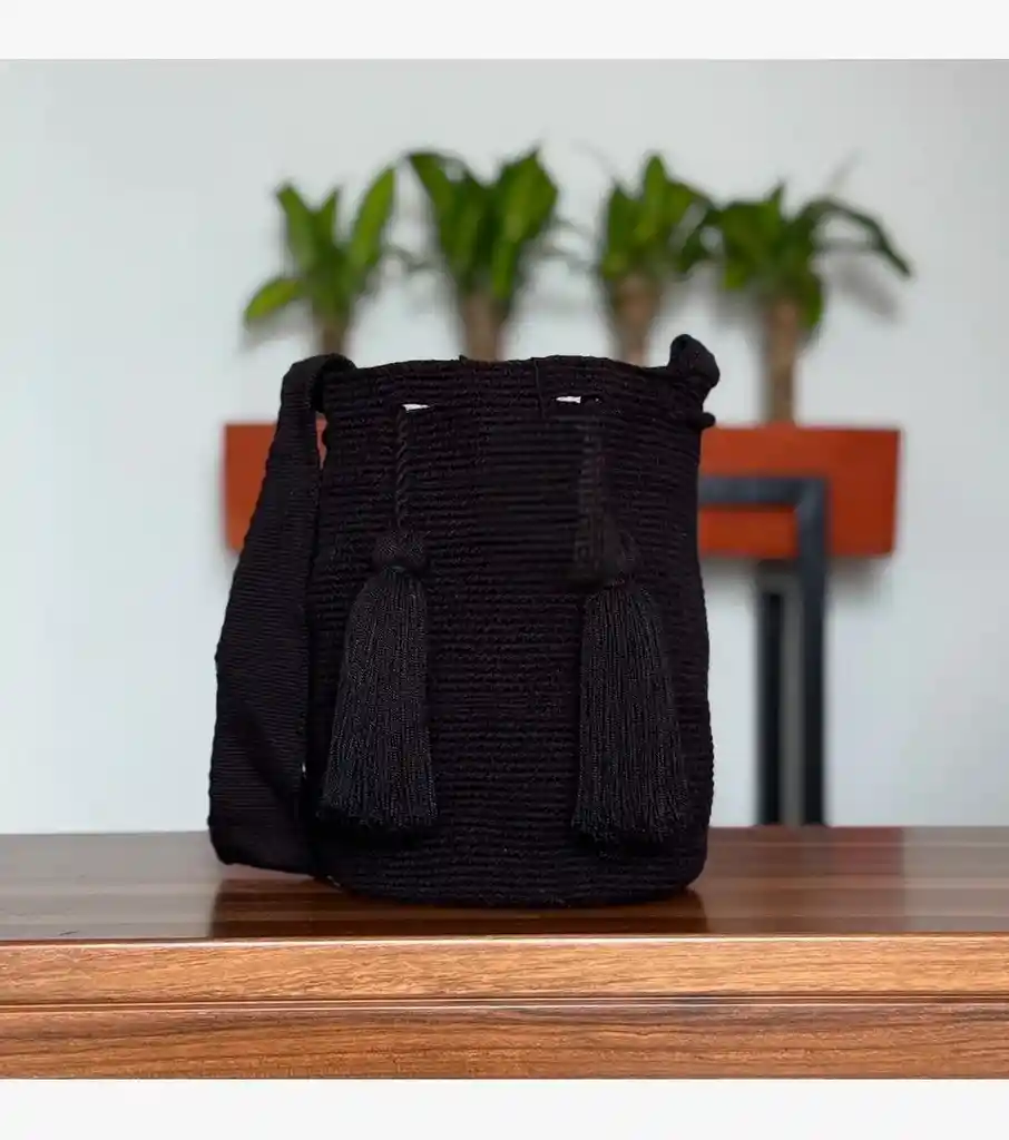 Mochila Wayuu Mediana Negra Clasica Unicolor