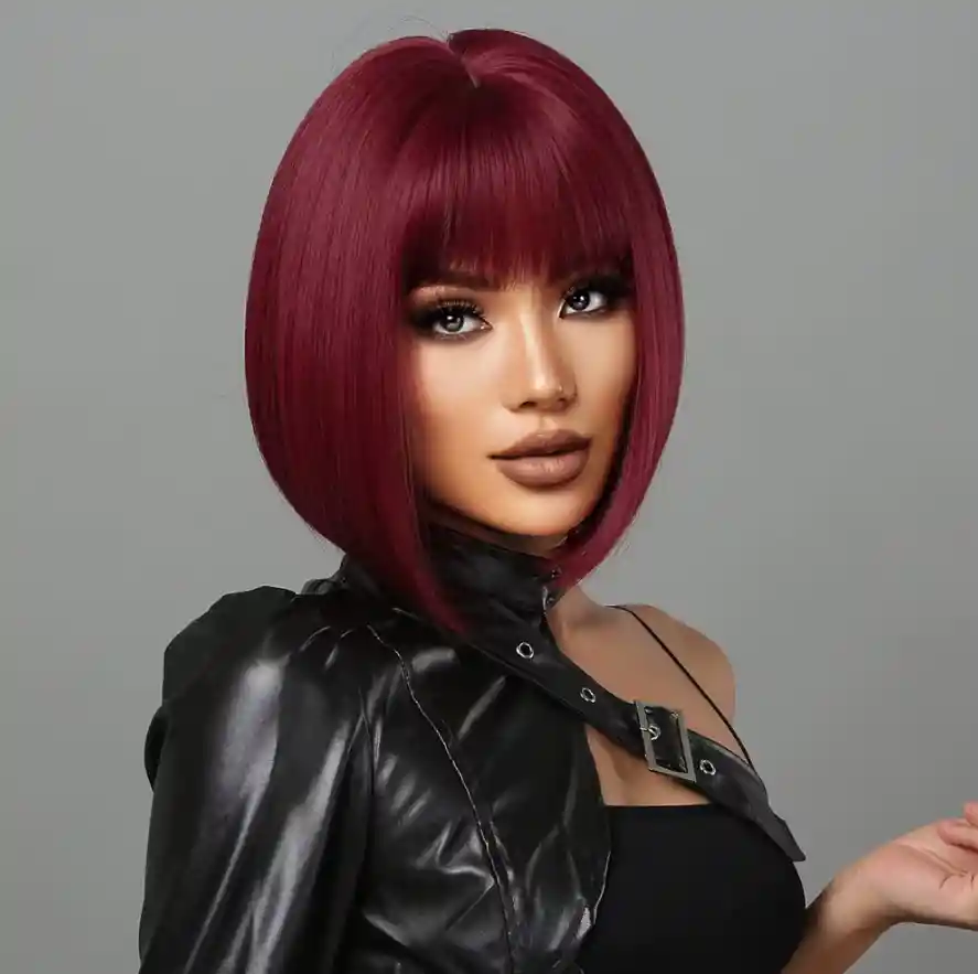 Peluca Corta Lisa Con Flequillo Color Vino Cabello Sintético