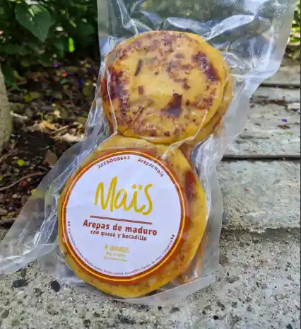 Arepas De Plátano Maduro Rellenas De Bocadillo Y Queso Doble Crema