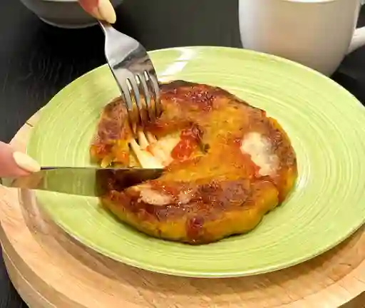 Arepas De Plátano Maduro Rellenas De Bocadillo Y Queso Doble Crema