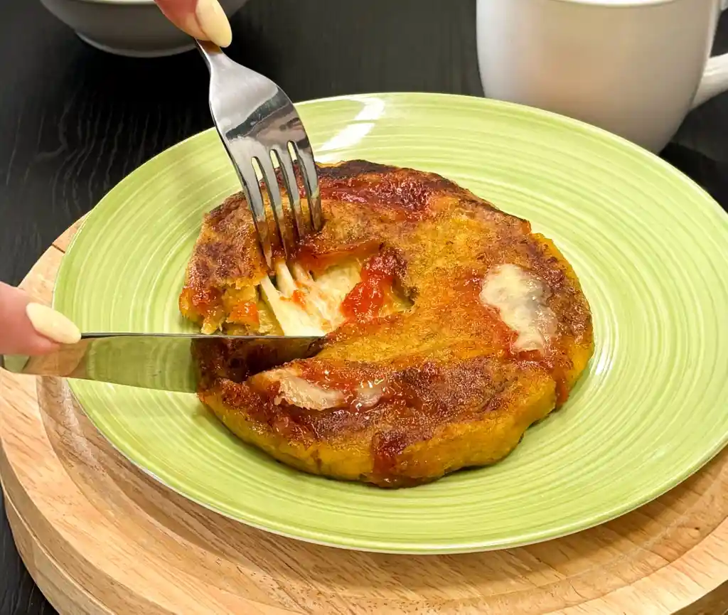 Arepas De Plátano Maduro Rellenas De Bocadillo Y Queso Doble Crema