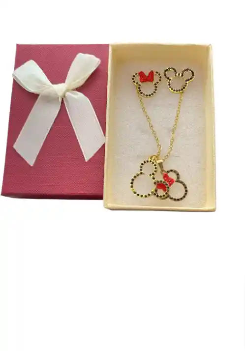 Juego De Cadena, Dije Y Aretes Diseño De Minnie Y Mickey Mouse Con Piedras Negras Y Rojas En Acero