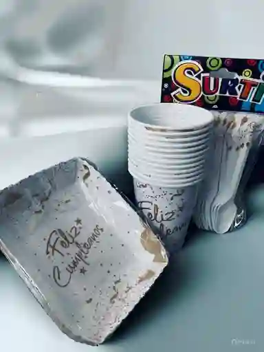 Set De Platos, Vasos Y Cucharas Con Diseño De Feliz Cumpleaños Blanco Y Dorado Para Fiestas Y Piñatas