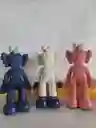 Kaws Sentado De Elmo Figura Decorativa En Cerámica
