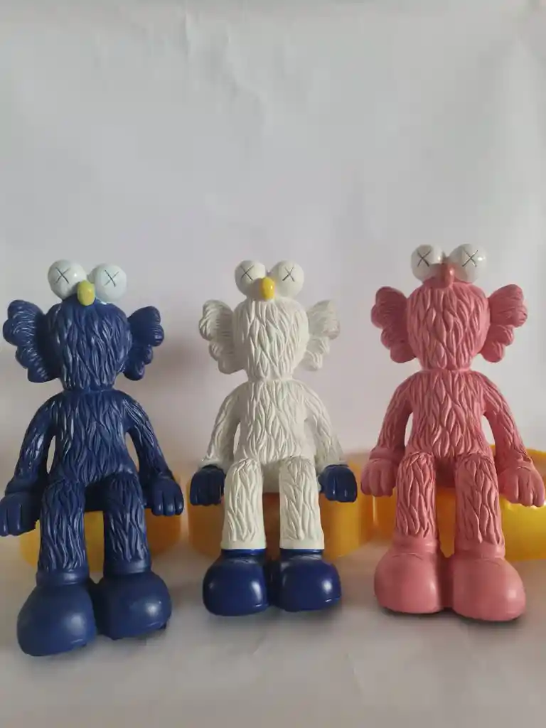 Kaws Sentado De Elmo Figura Decorativa En Cerámica