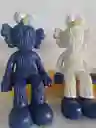 Kaws Sentado De Elmo Figura Decorativa En Cerámica