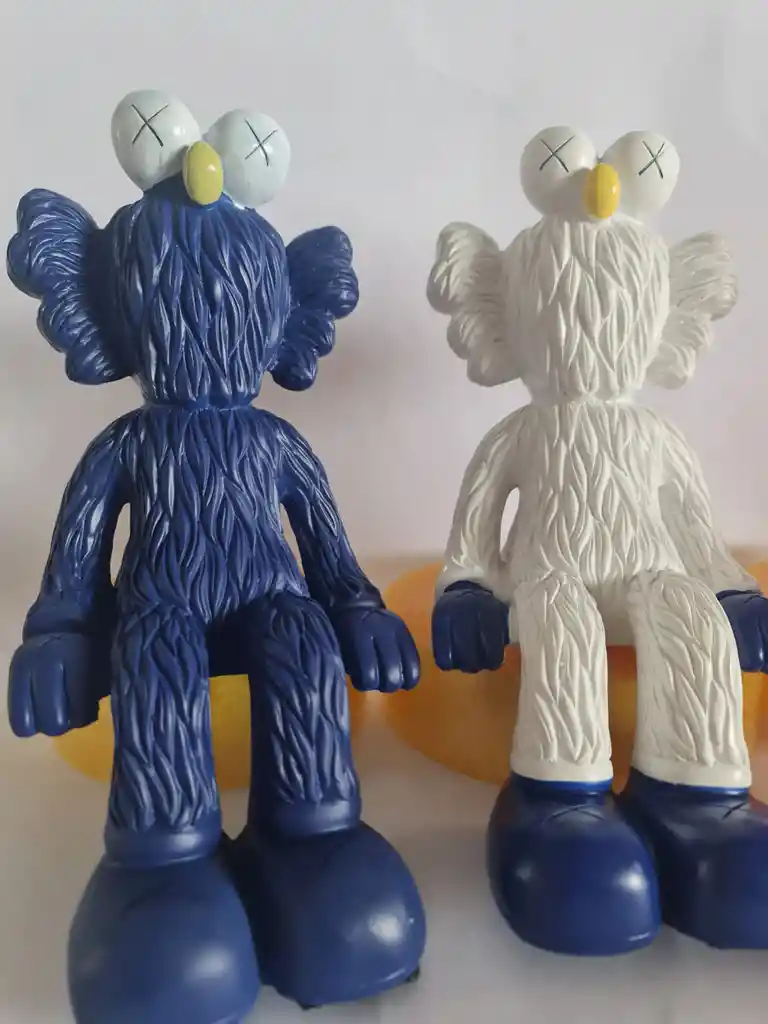 Kaws Sentado De Elmo Figura Decorativa En Cerámica