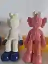 Kaws Sentado De Elmo Figura Decorativa En Cerámica
