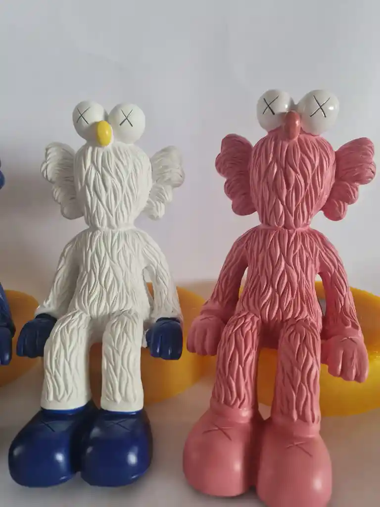 Kaws Sentado De Elmo Figura Decorativa En Cerámica