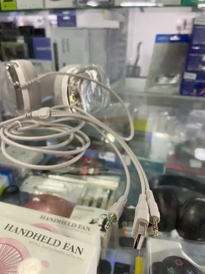 Audífonos Gaming Kakusiga Ksc-11298 Con Micrófono Omnidireccional Y Luz Led Rgb | Sonido 50mm, Cable 2m, Conector 3.5mm + Usb