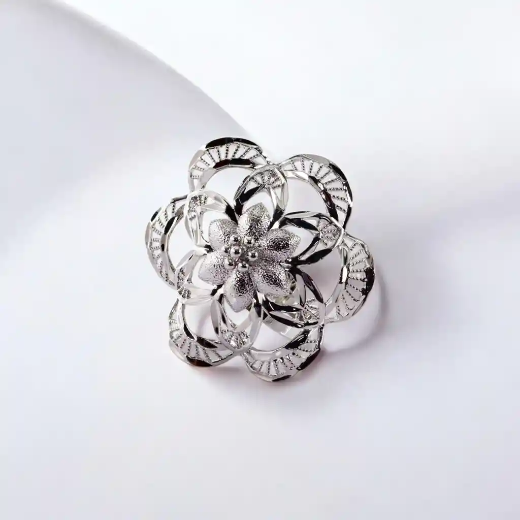 Anillo Maxi Flor Plateado Entrelazada En Rodio