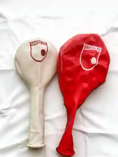 Paquete Por 20 Unidades De Globos Bombas R-12 Motivo Equipo Santa Fe Colores Blanco Y Rojo