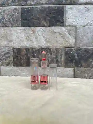 Bálsamo O Labial Mágico Con Una Flor Encapsulada.