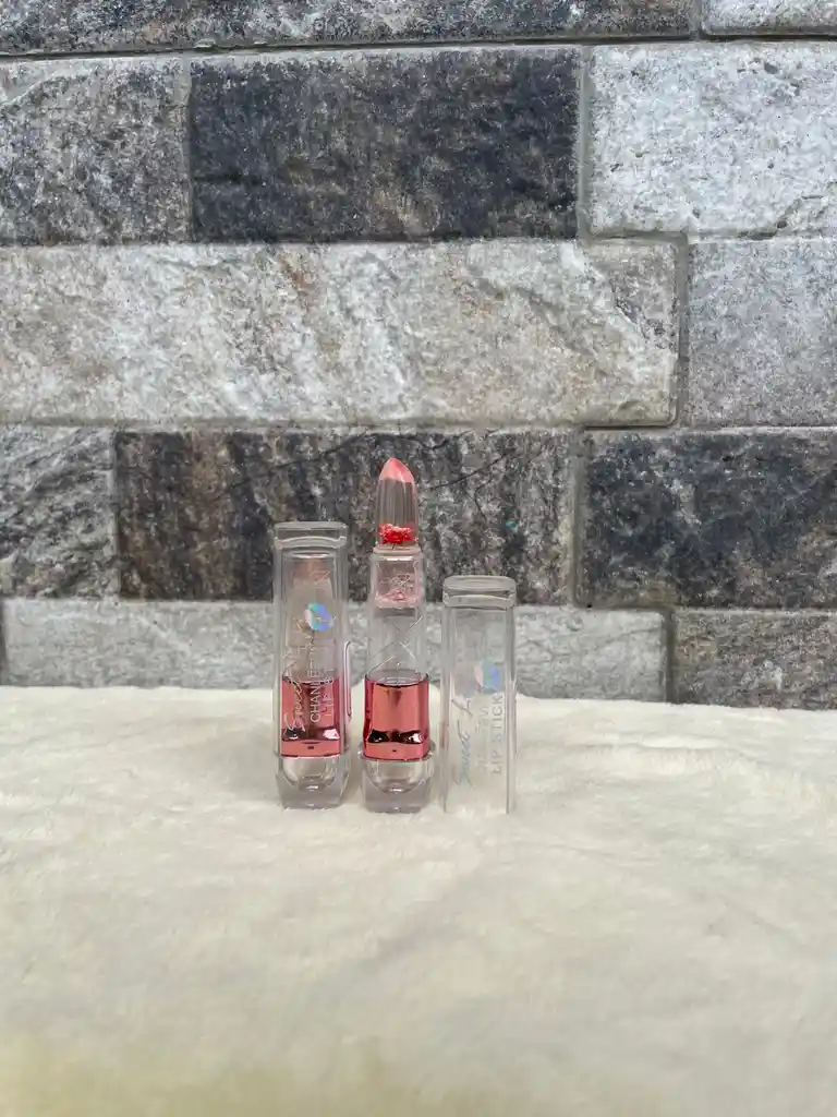 Bálsamo O Labial Mágico Con Una Flor Encapsulada.