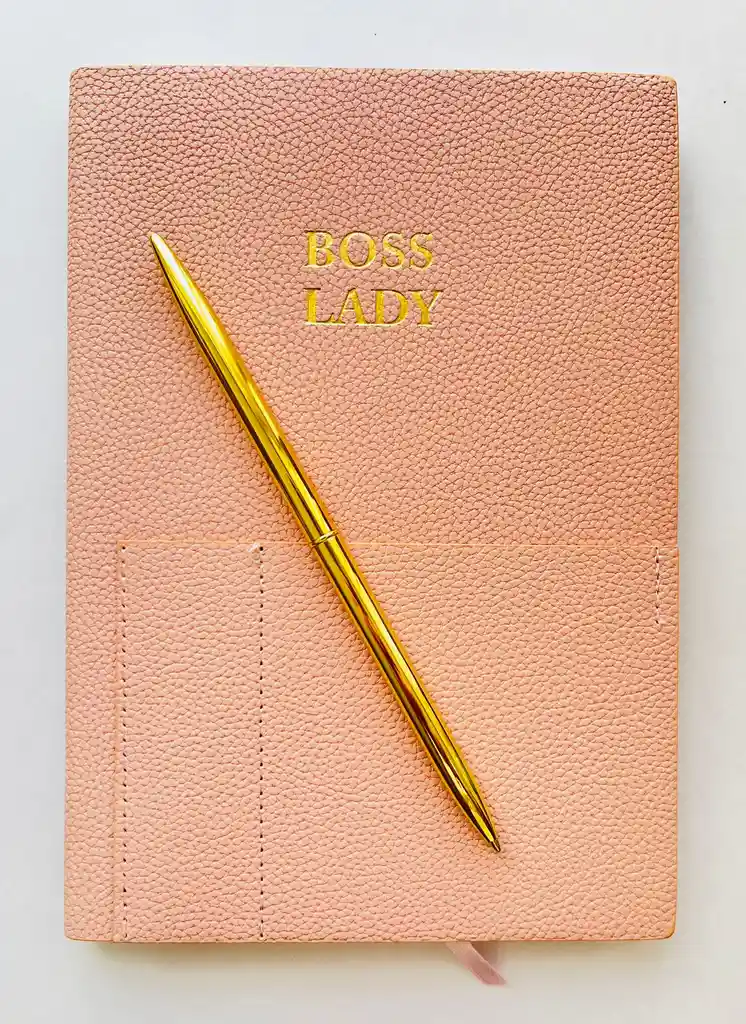 Kit Agenda Boss Lady A Temporal Rosado Con Lapicero Dorado