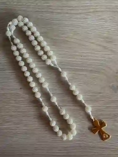 Rosario Artesanal De Perlas Con Cruz Dorada — Arte De Fe