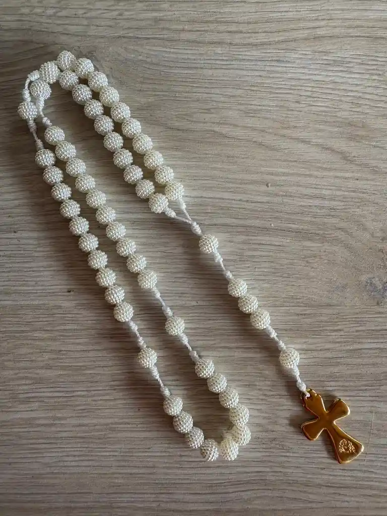 Rosario Artesanal De Perlas Con Cruz Dorada — Arte De Fe