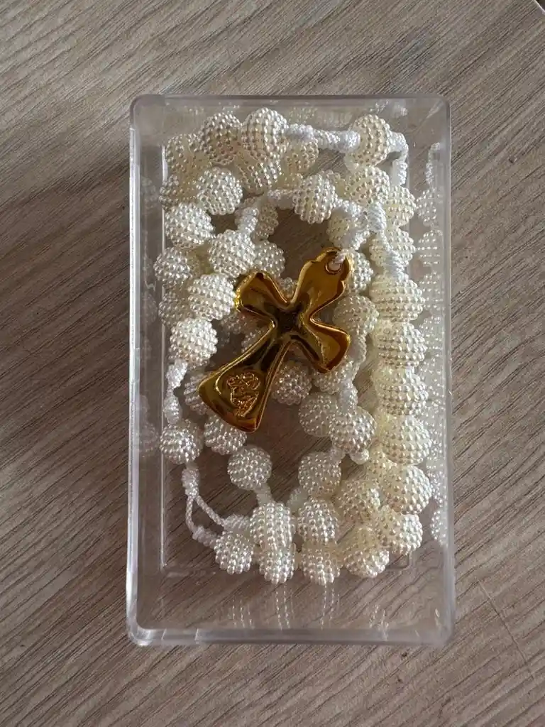 Rosario Artesanal De Perlas Con Cruz Dorada — Arte De Fe