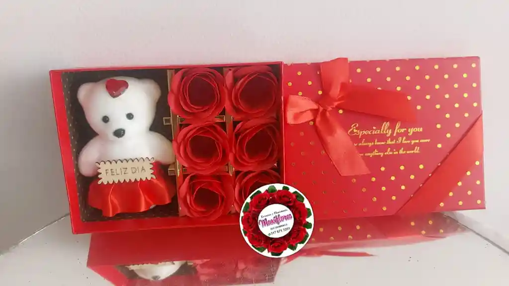 Cajita De Flores Preservada Con Muñeco