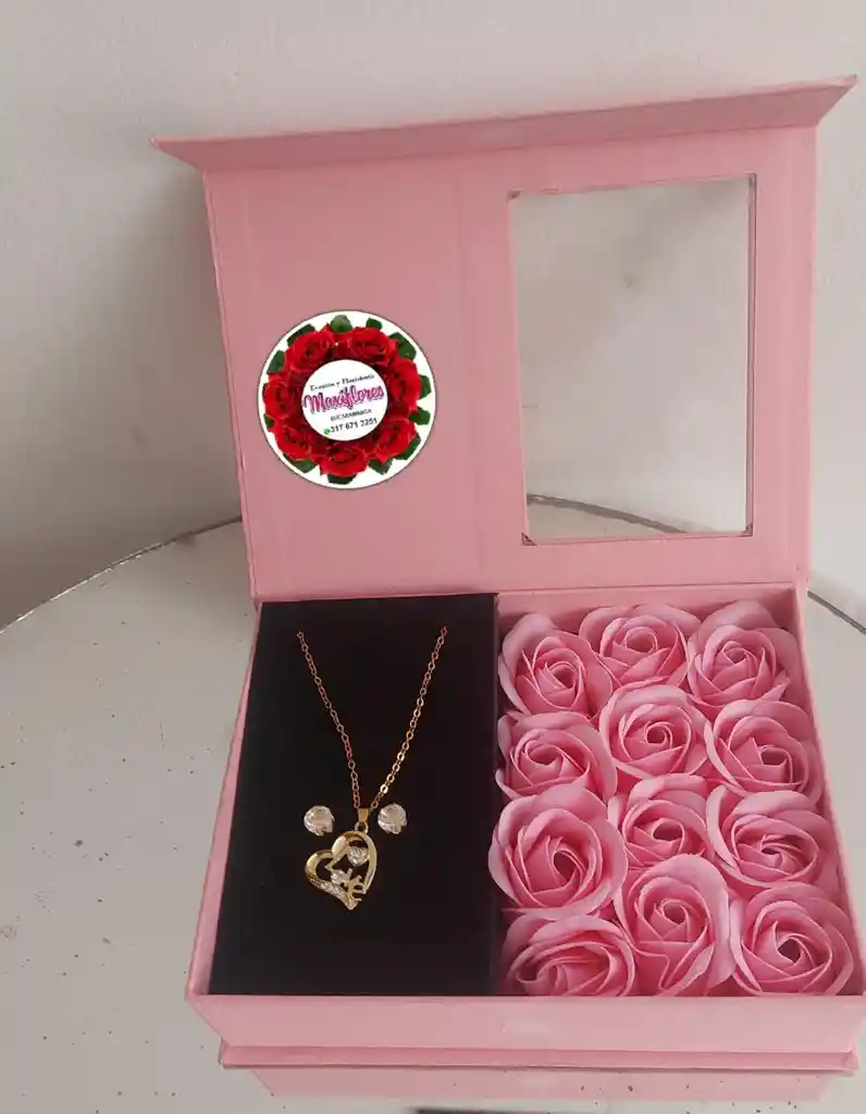 Caja Con Rosas Preservadas + Cadena