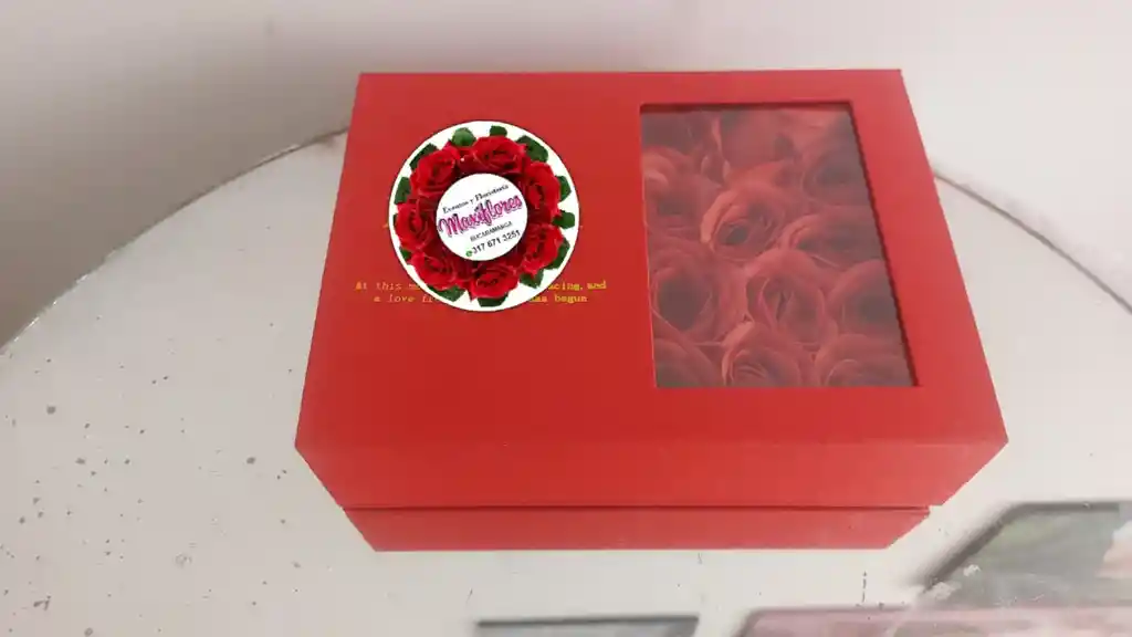 Caja Con Rosas Preservada Roja + Cadena