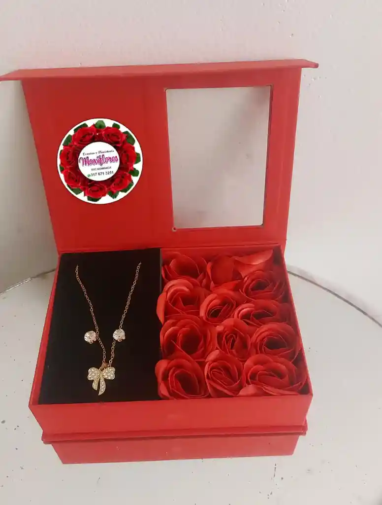 Caja Con Rosas Preservada Roja + Cadena