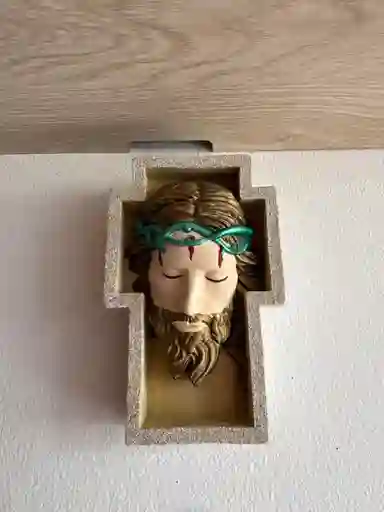 Rostro De Cristo En Cruz — Escultura Artesanal Dorada Con Detalles Sagrados | Arte De Fe