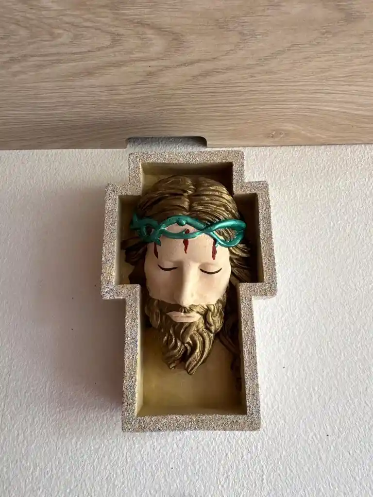 Rostro De Cristo En Cruz — Escultura Artesanal Dorada Con Detalles Sagrados | Arte De Fe