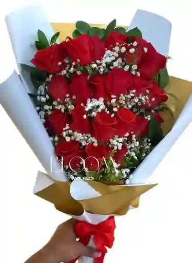 Flores Rosas Rojas En Ramillete